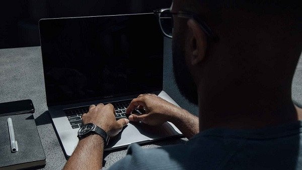 Màn hình đen nhưng chuột vẫn hoạt động