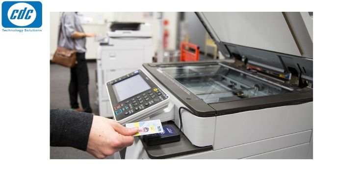 Một kỹ thuật viên đang kiểm tra và sửa chữa máy in laser màu với các dụng cụ chuyên dụng trên bàn làm việc