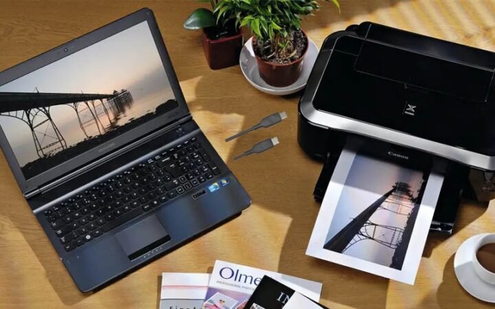 Kết nối máy in với laptop bằng cáp USB để bắt đầu quá trình cài đặt