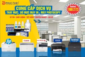 Kỹ thuật viên đang thực hiện dịch vụ đổ mực máy in chuyên nghiệp.