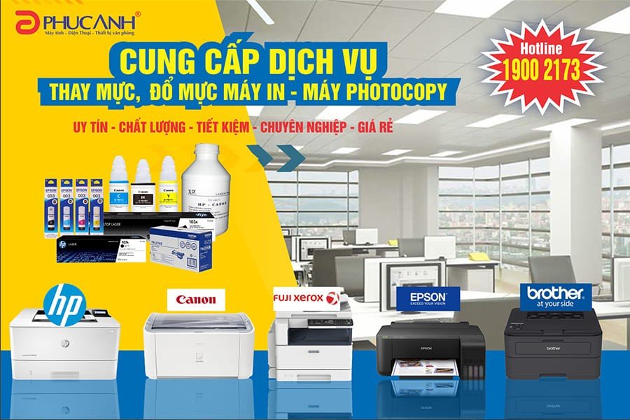 Kỹ thuật viên đang thực hiện dịch vụ đổ mực máy in chuyên nghiệp.