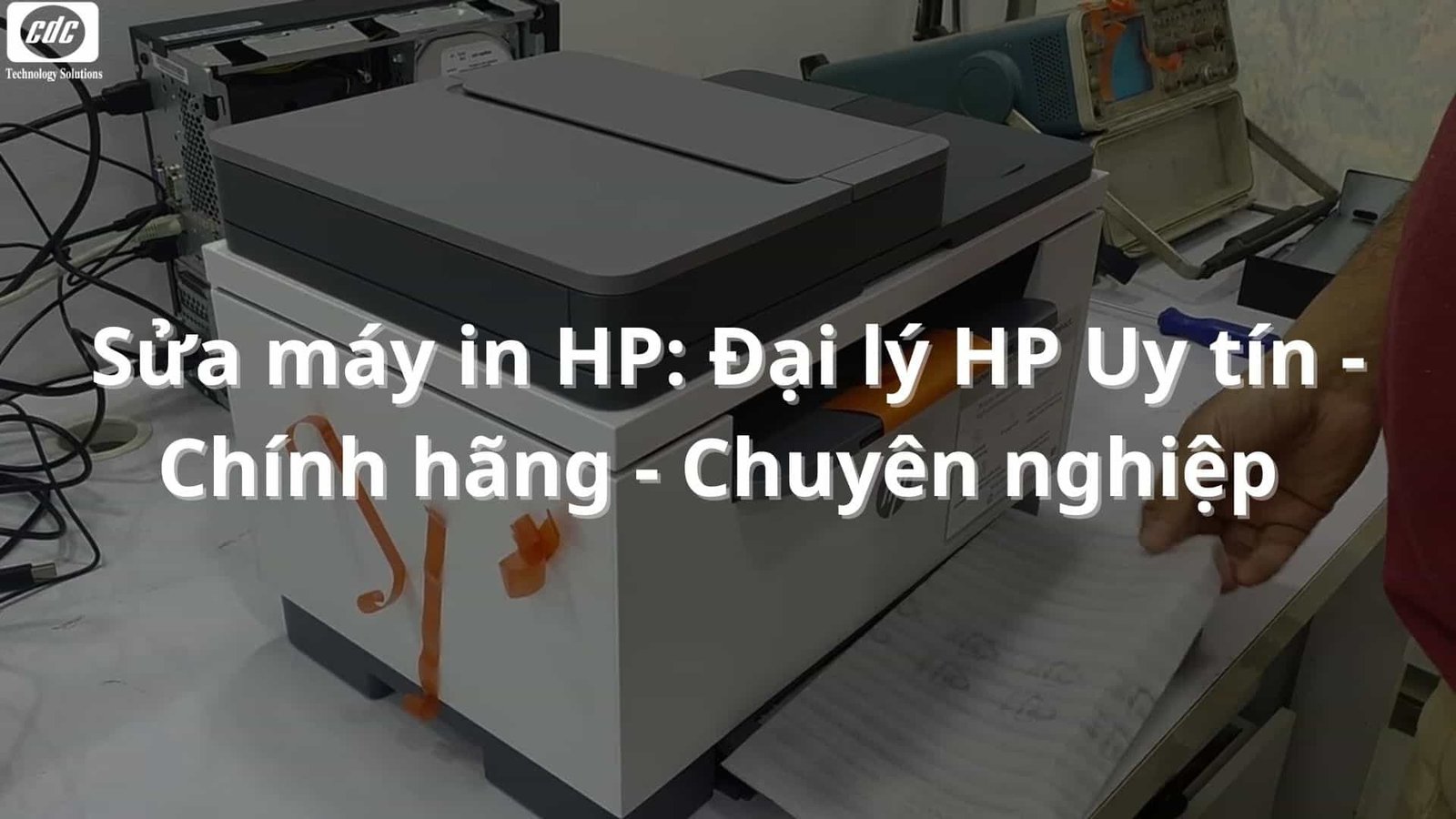 Kỹ thuật viên chuyên sửa máy in HP kiểm tra bo mạch chủ