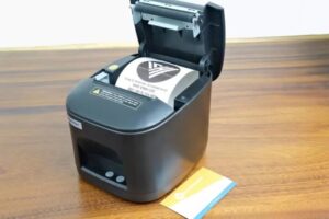Máy in hóa đơn K80 Xprinter Q80B đang hoạt động, thể hiện chất lượng in ấn cao