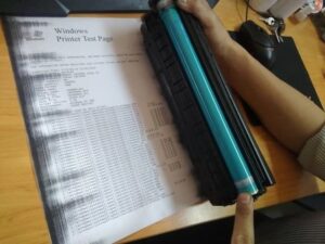Bản in có vệt đen dọc một bên do máy in bị lem mực