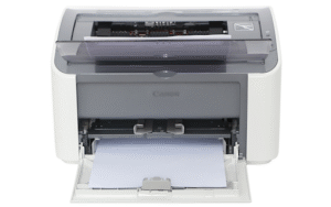 Một người đang cài đặt driver cho máy in Canon trên laptop