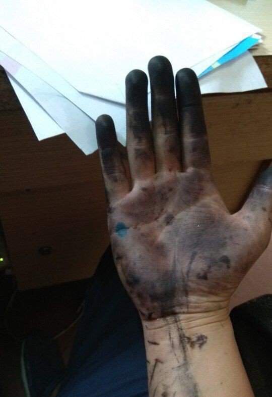 Tay dính mực khi tự đổ mực máy in tại nhà