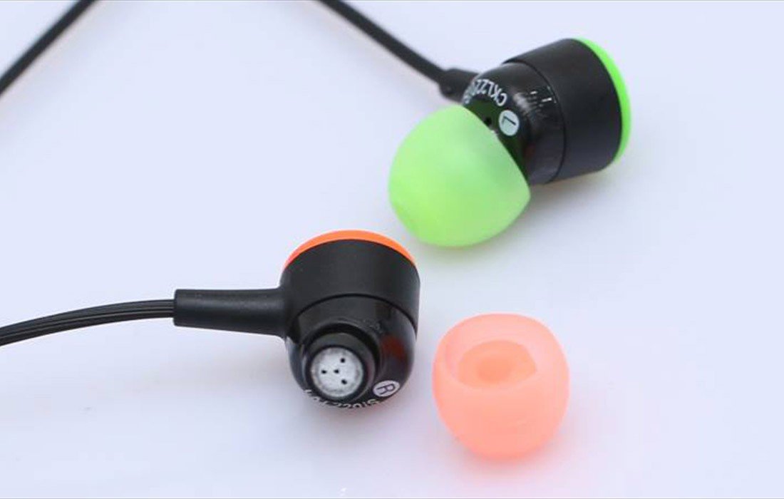 Hướng dẫn chi tiết cách vệ sinh tai nghe in ear bằng tăm bông để làm sạch ống dẫn âm