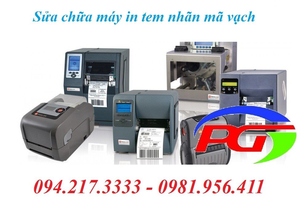 Kỹ thuật viên đang kiểm tra và sửa chữa máy in tem nhãn mã vạch