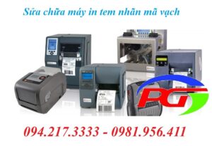 Kỹ thuật viên đang kiểm tra và sửa chữa máy in tem nhãn mã vạch