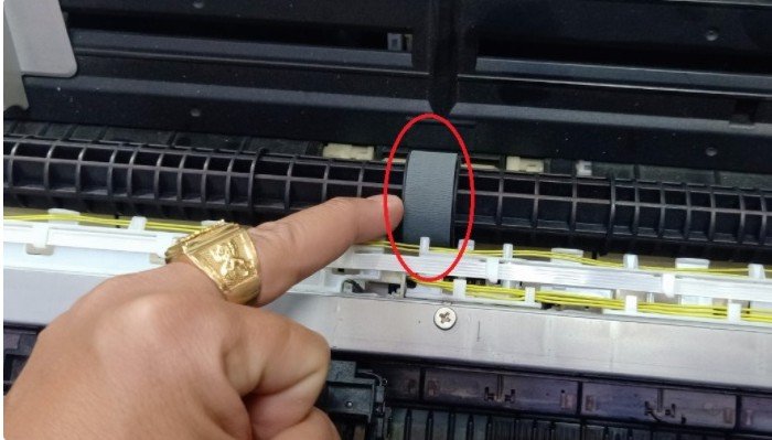 Trục kéo giấy máy in bị mòn là một trong những nguyên nhân gây kẹt giấy phổ biến