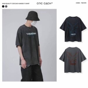 Người phụ nữ đang gấp chiếc áo phông in hình màu trắng sau khi tìm hiểu cách bảo quản áo