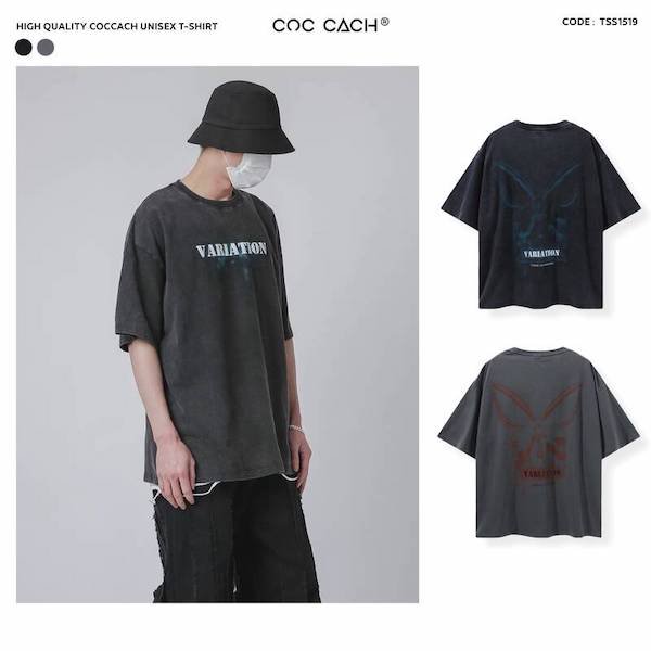 Người phụ nữ đang gấp chiếc áo phông in hình màu trắng sau khi tìm hiểu cách bảo quản áo