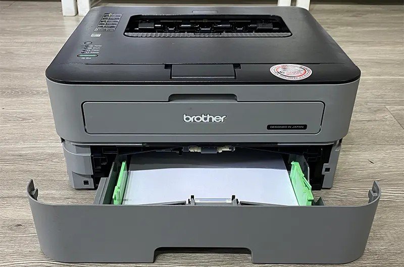 Máy in Brother HL L2321D cũ với thiết kế nhỏ gọn và khay giấy tiện lợi