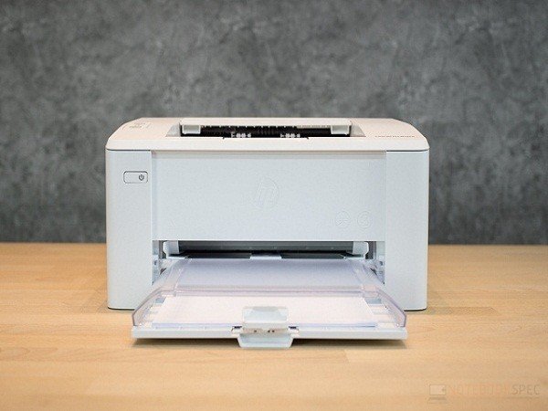 Thiết kế nhỏ gọn, hiện đại của máy in HP LaserJet Pro M102W G3Q35A trên bàn làm việc