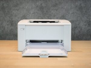 Hình ảnh tổng thể máy in HP Pro M102W G3Q35A với thiết kế màu trắng thanh lịch