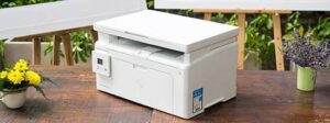 Máy in HP Pro MFP M130a G3Q57A màu trắng với thiết kế nhỏ gọn, bảng điều khiển trực quan cho văn phòng.