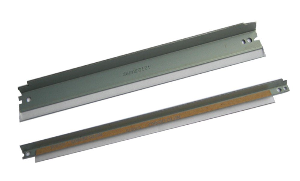 Cận cảnh gạt mực máy in bị hỏng gây ra lỗi máy in bị đen cả trang giấy