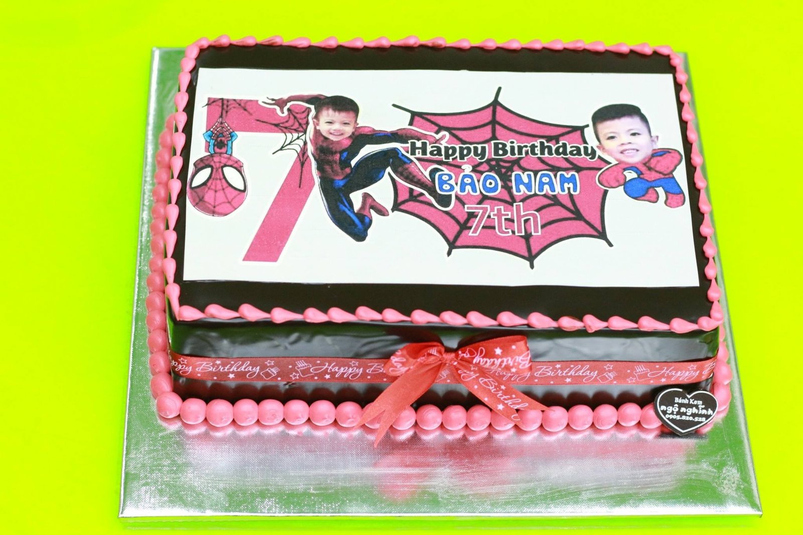 Bánh kem in hình Spiderman mạnh mẽ và cá tính dành cho các bé trai hâm mộ siêu anh hùng