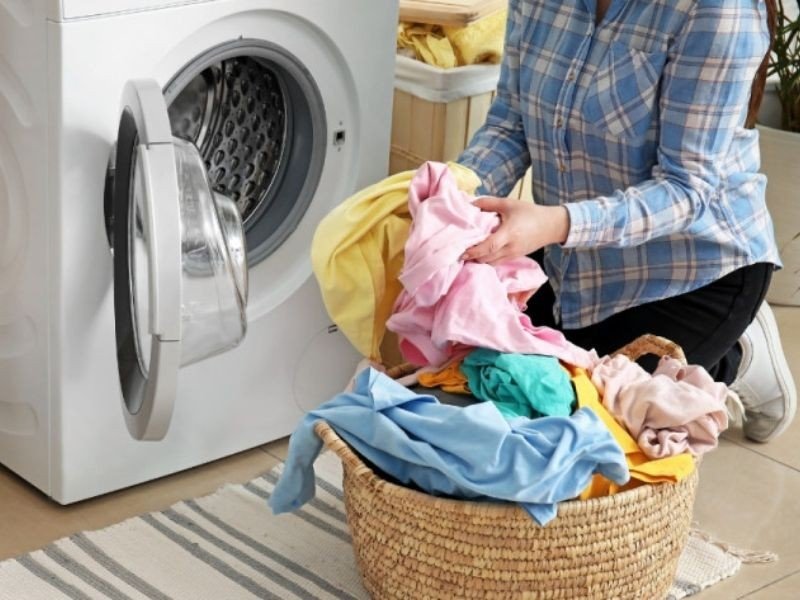 Lộn trái áo và phân loại áo trước khi cho vào máy giặt để bảo vệ hình in