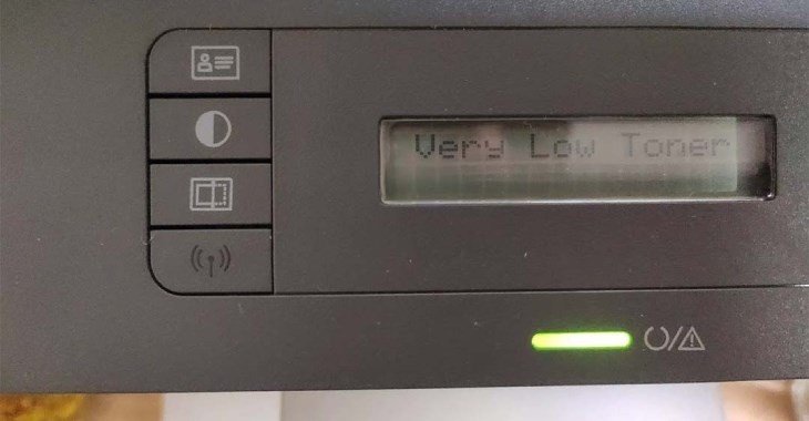 Đèn báo Toner Low trên bảng điều khiển máy in