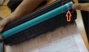 Cận cảnh trống máy in bị xước bề mặt gây lỗi bản in