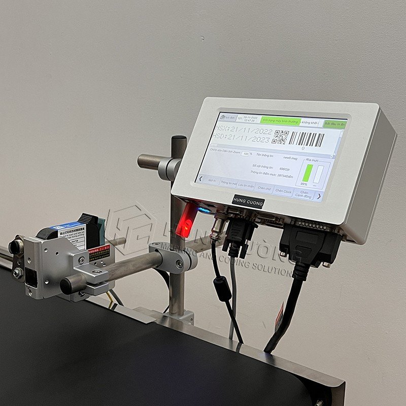 Máy in phun tự động HC210-1 trong môi trường sản xuất công nghiệp
