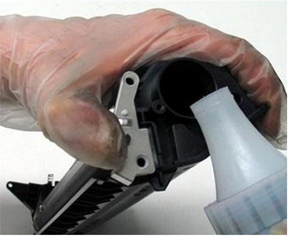 Cẩn thận đổ mực mới vào hộp mực máy in laser Epson qua phễu chuyên dụng