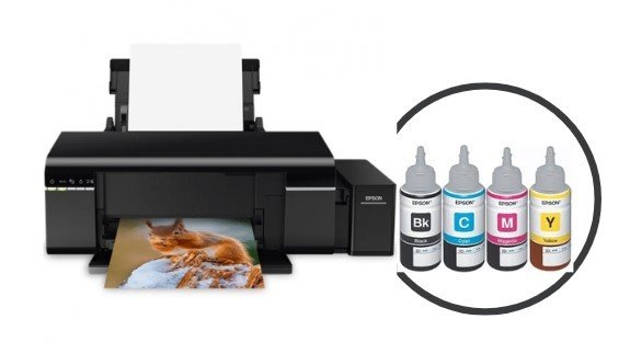 Người dùng đang tự thay mực cho máy in Epson tại nhà một cách cẩn thận