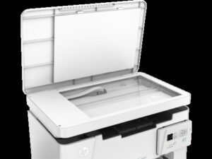 Máy in đa năng HP LaserJet Pro MFP M26a màu trắng trên bàn