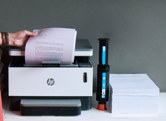 Mặt trước máy in HP Neverstop Laser 1200w với các khay giấy