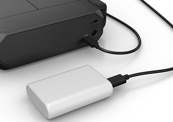 Cổng sạc USB trên máy in xách tay khổ A4 Canon TR150 cho phép sạc từ laptop