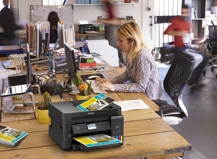 Máy in Epson EcoTank với hệ thống mực in liên tục, giải pháp in màu tiết kiệm cho gia đình.