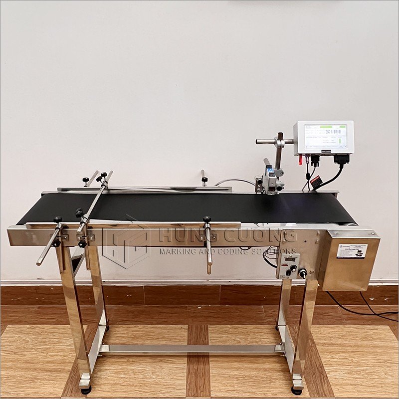 Mô hình máy in phun tự động HC210-1 đang in trên băng chuyền