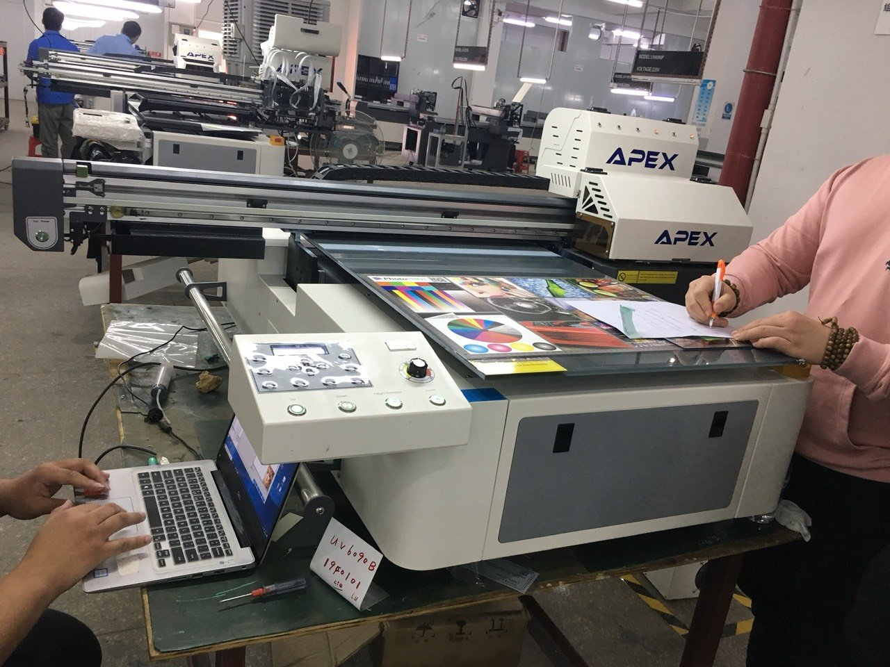 Máy in UV LED Apex 6090B với đầu in kép cho hiệu suất cao