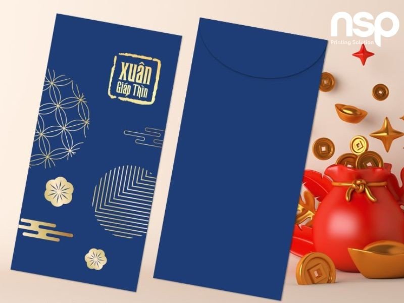 Nhân viên In NSP kiểm tra chất lượng bao lì xì thành phẩm từ máy in hiện đại