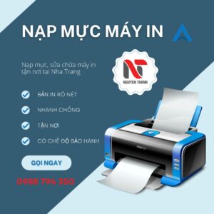 Kỹ thuật viên chuyên nghiệp đang nạp mực máy in Nha Trang tận nơi cho khách hàng