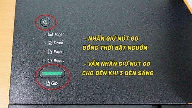 Nhấn giữ nút Go và bật nguồn máy in Brother
