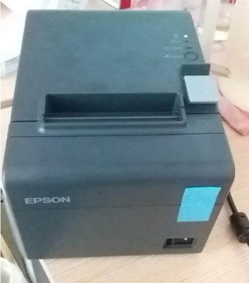 Nhân viên kỹ thuật đang kiểm tra và chuẩn bị cài đặt máy in hóa đơn Epson cho khách hàng
