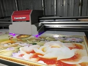 Cận cảnh máy in gạch 3D khổ lớn đang hoạt động với màu sắc sống động