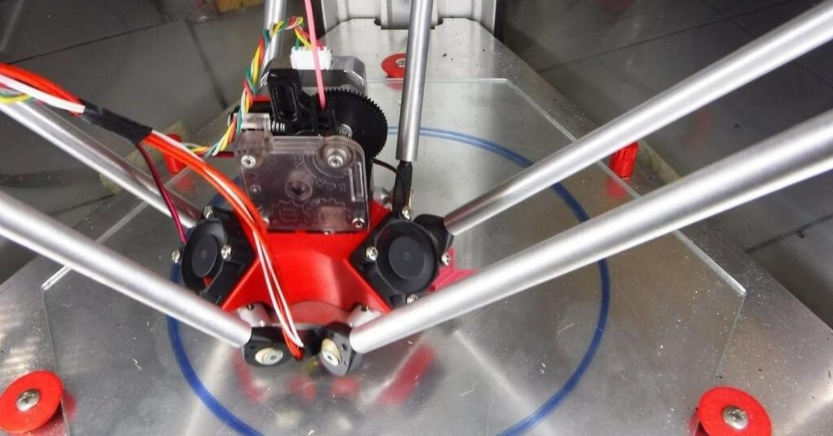 Mô hình tổng thể máy in 3D Delta với bàn in tròn và khung cao đặc trưng