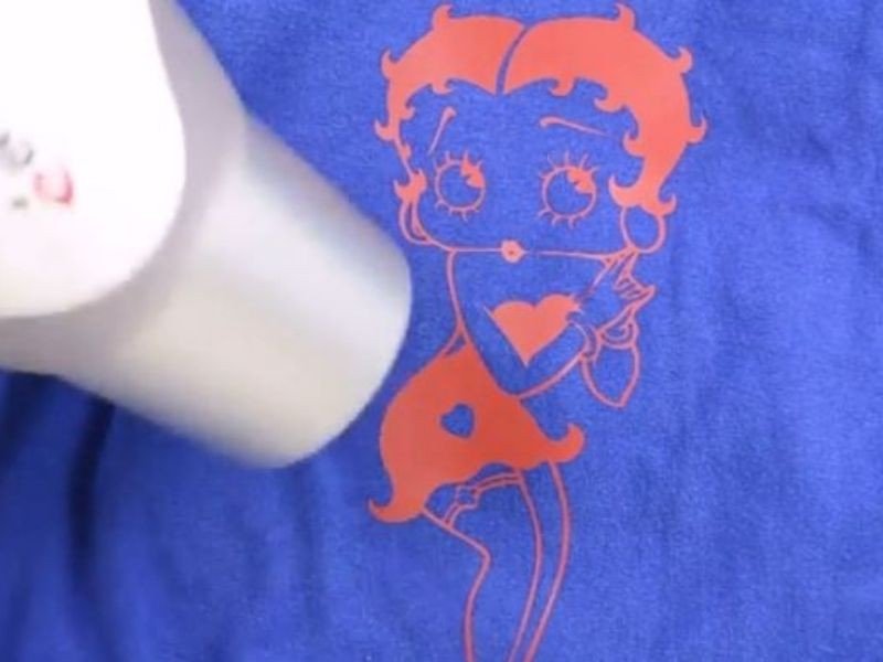 Máy sấy tóc làm nóng giúp gỡ bỏ hình in bị lỗi trên áo thun