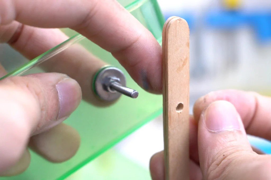 Cắt bỏ phần thừa của tay đòn trên máy làm mạch in