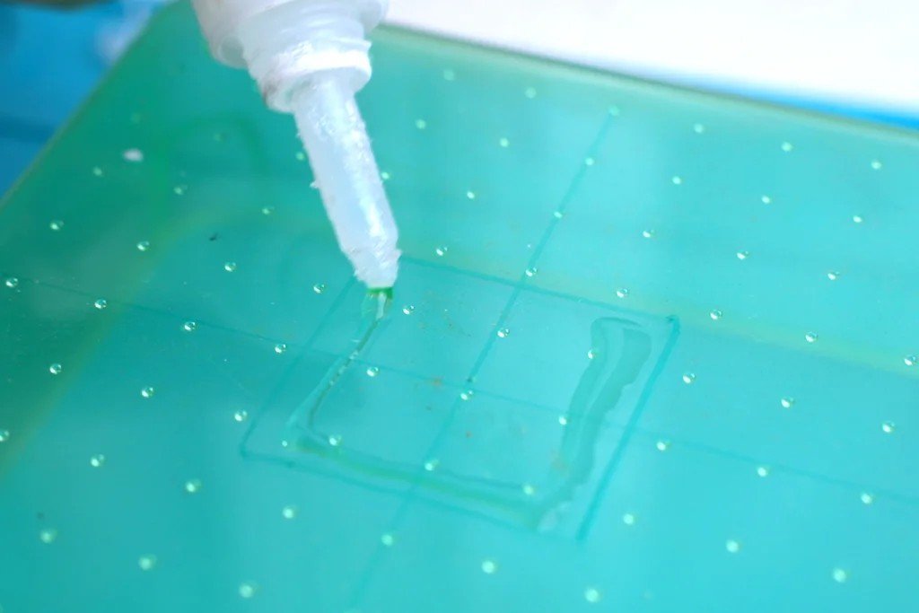 Gắn giá đỡ T vào khay trên của máy làm mạch in