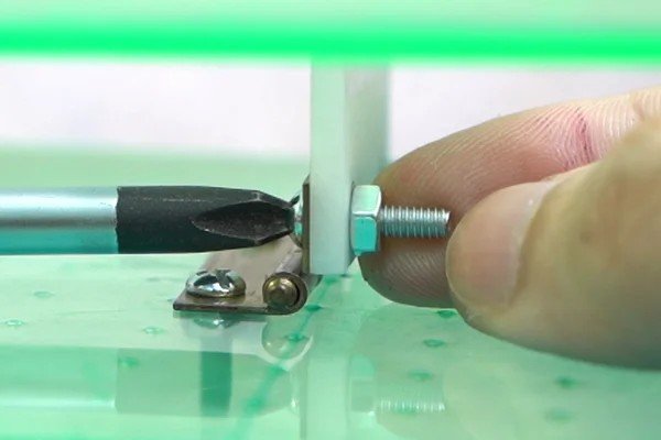 Nối hai khay của máy làm mạch in PCB bằng bản lề