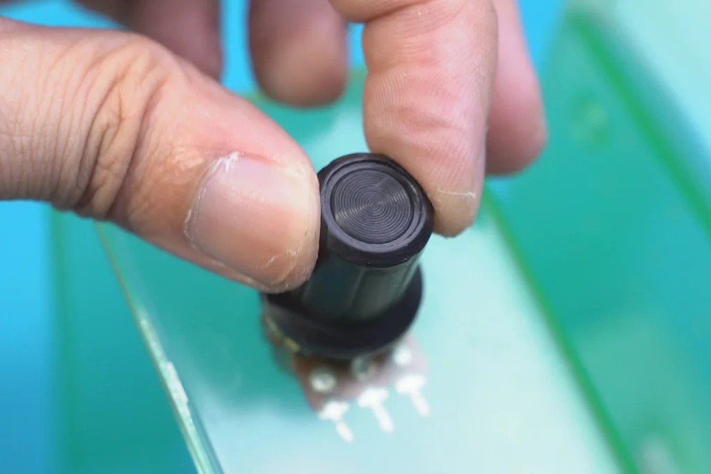 Lắp đặt các linh kiện điều khiển cho máy làm mạch in PCB mini