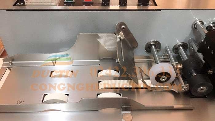 Bộ phận băng tải nạp giấy/tem trên máy in date tem nhãn MY380