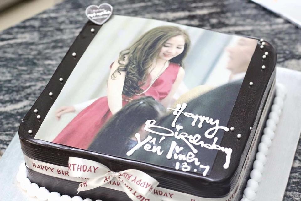 Bánh sinh nhật hình vuông in ảnh gia đình, một ý tưởng tuyệt vời cho việc tự làm tại nhà nếu có đủ dụng cụ