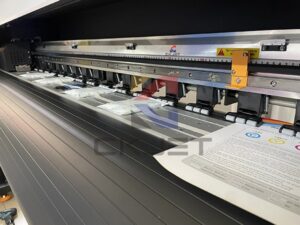 Máy in phun khổ lớn CK JET-1800 đang hoạt động in ấn tài liệu quảng cáo khổ 1m8