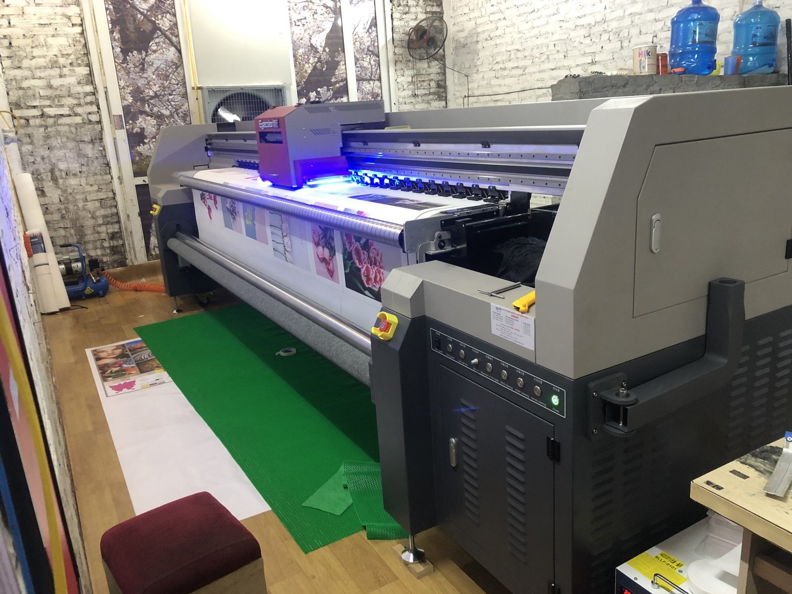 Cận cảnh máy in tranh tường 3D khổ lớn đang vận hành cho chất lượng hình ảnh vượt trội