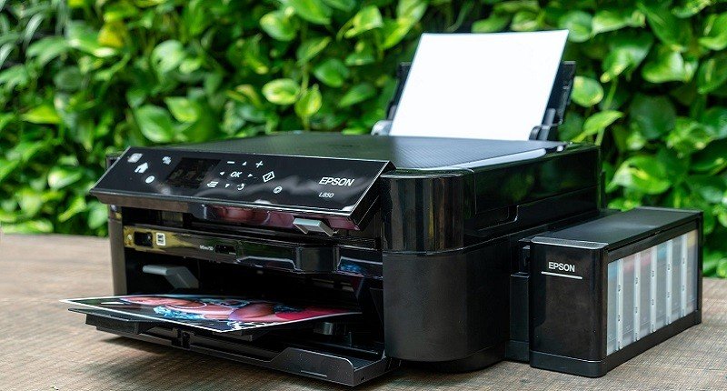 Nhân viên kỹ thuật đang kiểm tra máy in Epson tại trung tâm bảo hành